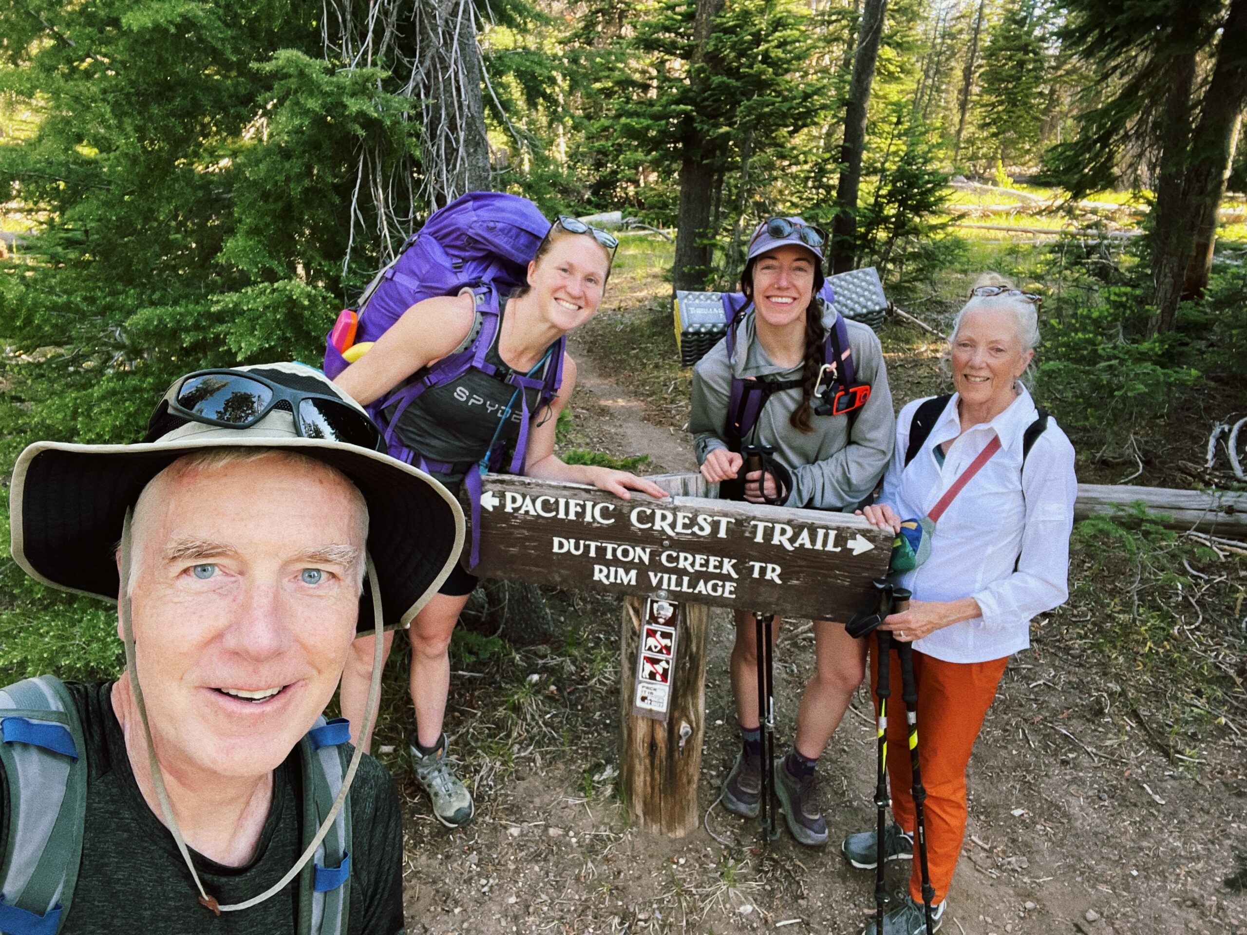 Trail angels on the way from Crater Lake to Fourmile Lake on the Pacific Crest Trail